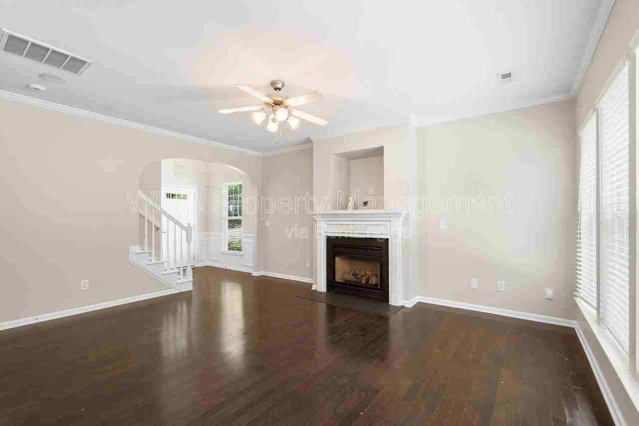 1141 Hammond Dr - Photo 7 of 37