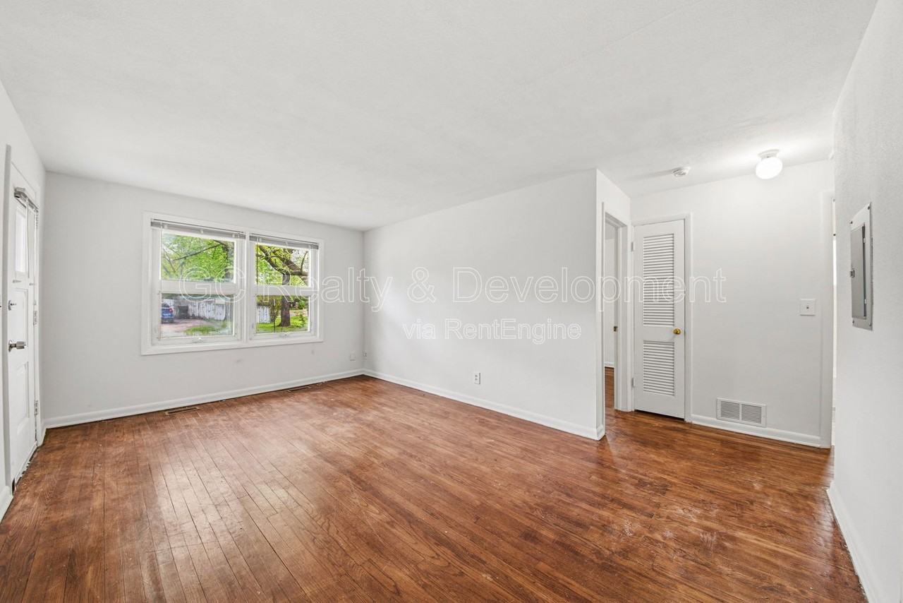 907- 913 3rd Street #907 - Photo 3 of 14
