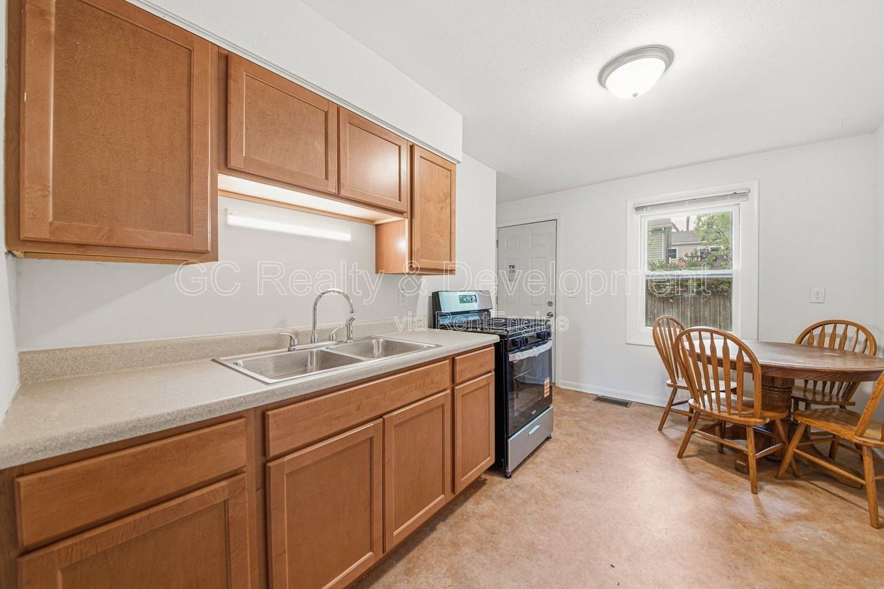 907- 913 3rd Street #907 - Photo 5 of 14