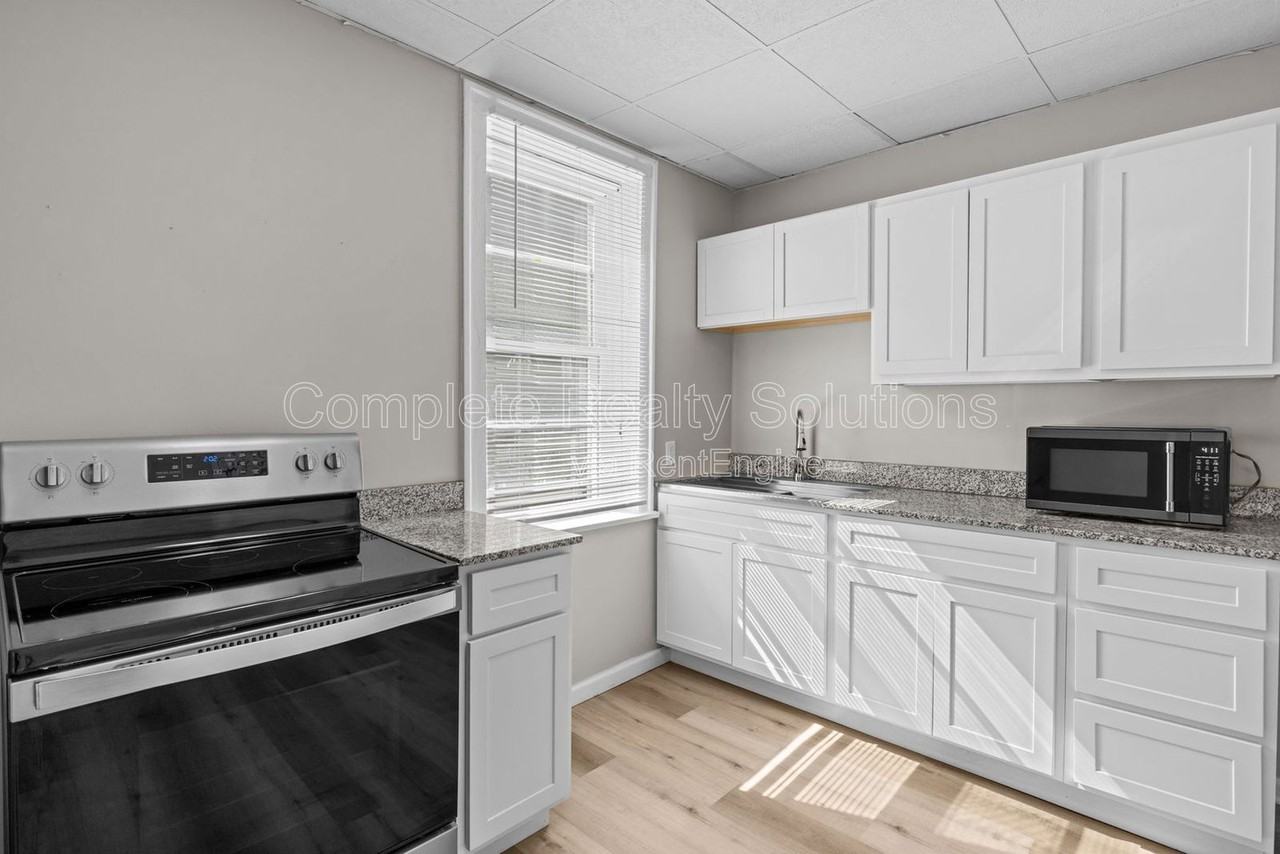 5300 Bancroft Ave #5300A - Photo 5 of 39