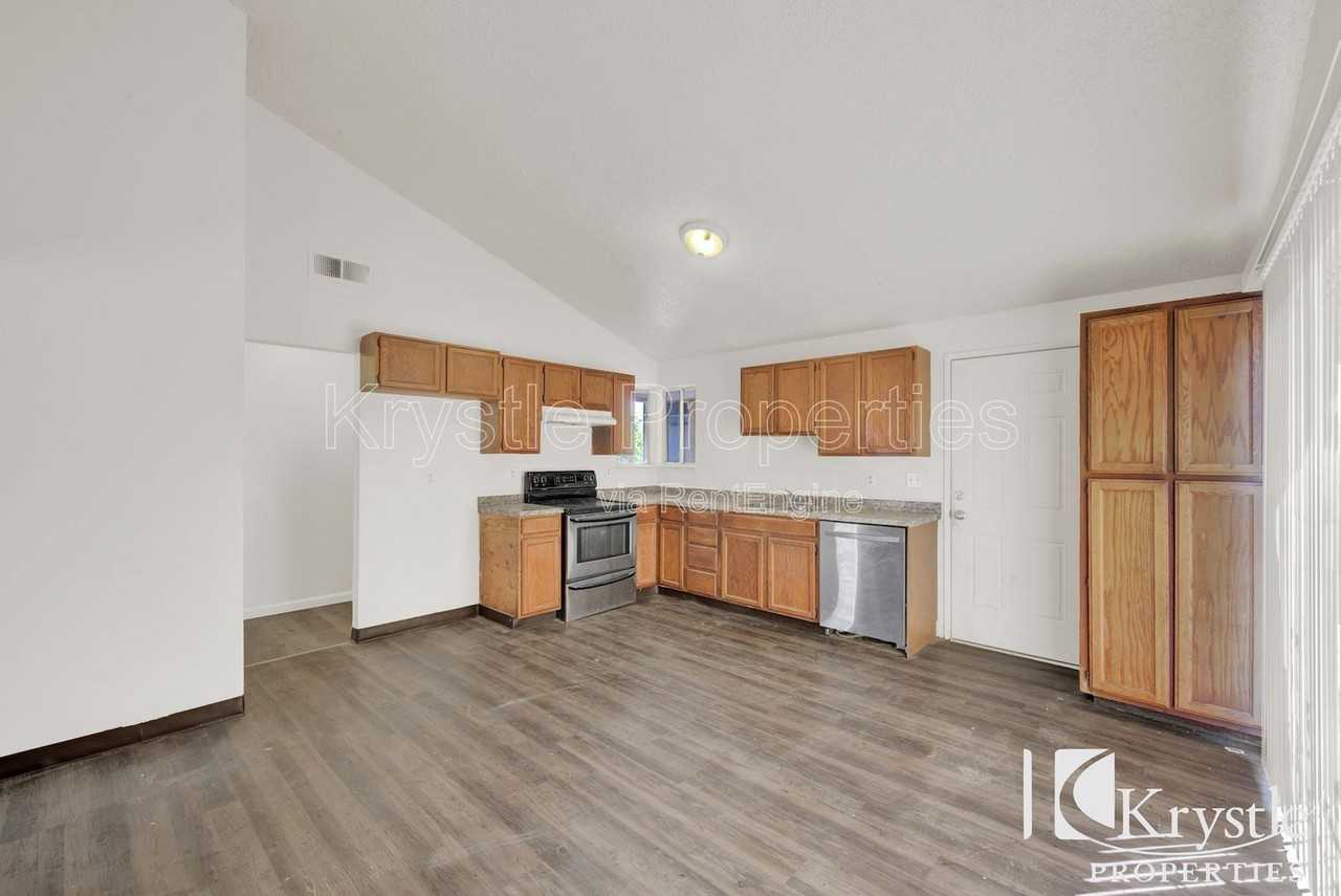 165 Georgetown Ct - Photo 3 of 13