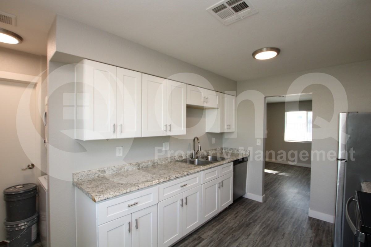 2202 W Devonshire Ave #4 - Photo 3 of 15