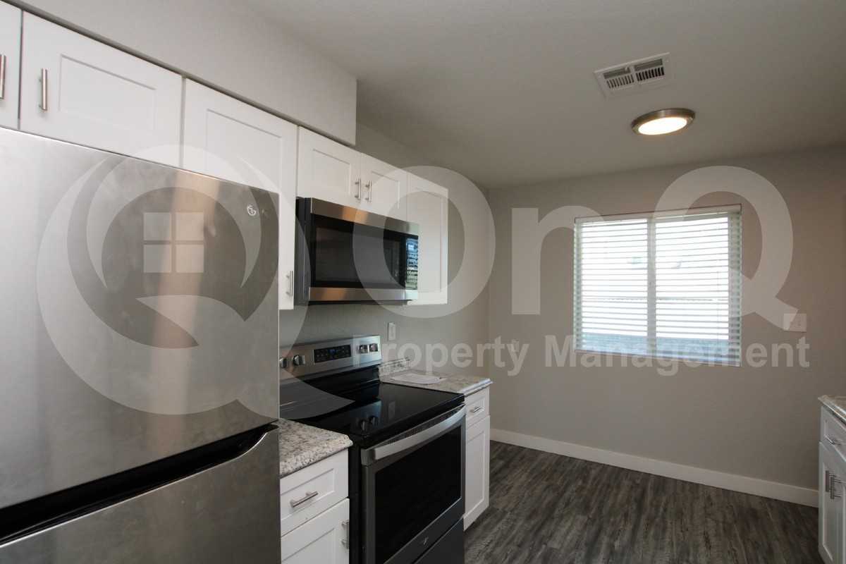 2202 W Devonshire Ave #4 - Photo 4 of 15