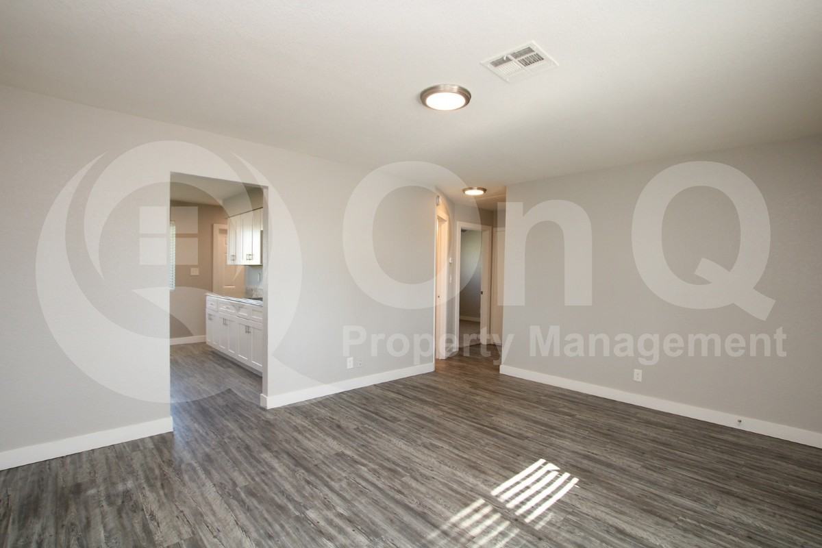 2202 W Devonshire Ave #4 - Photo 5 of 15
