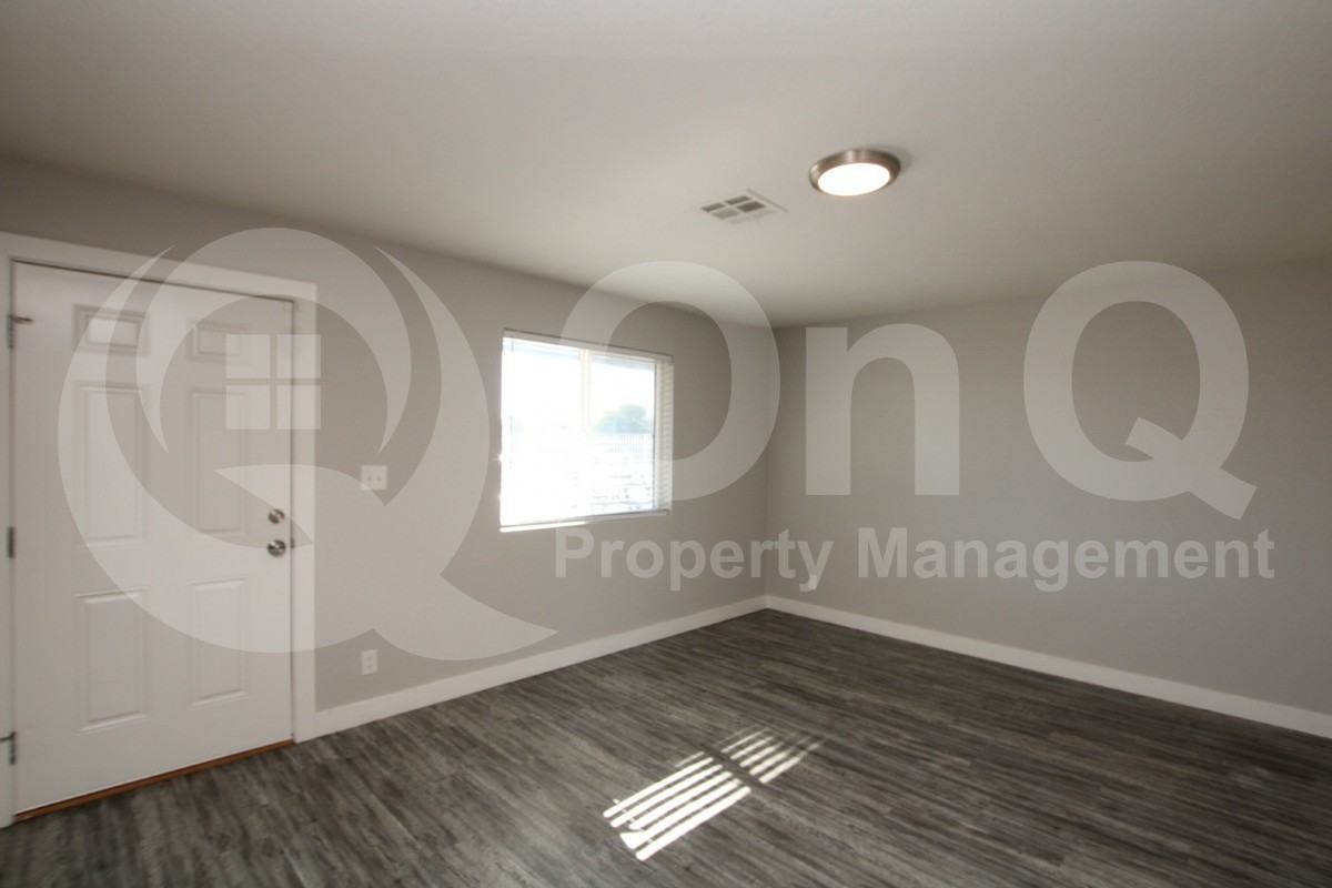2202 W Devonshire Ave #4 - Photo 6 of 15