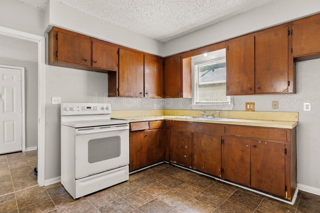 807 W Sabine St - Photo 2 of 16