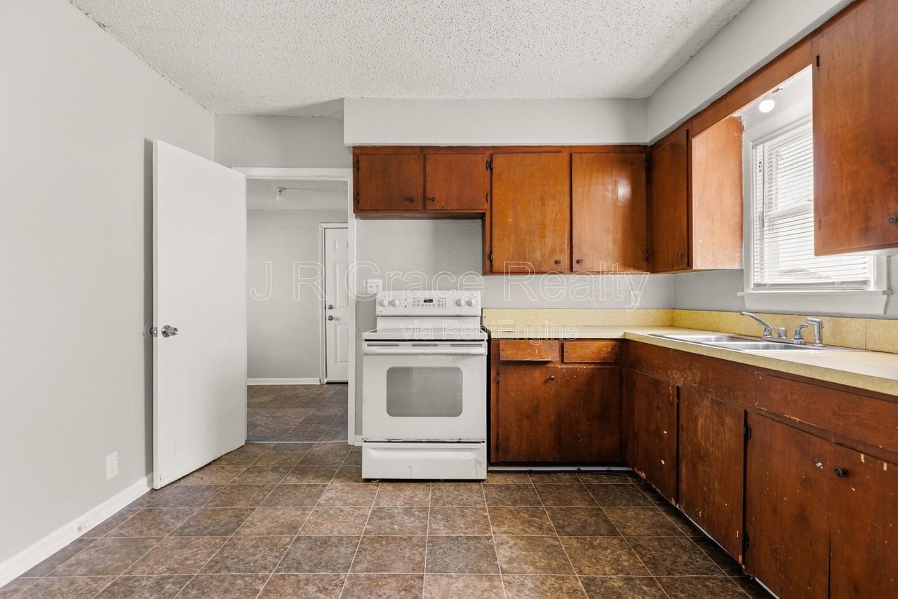 807 W Sabine St - Photo 3 of 16