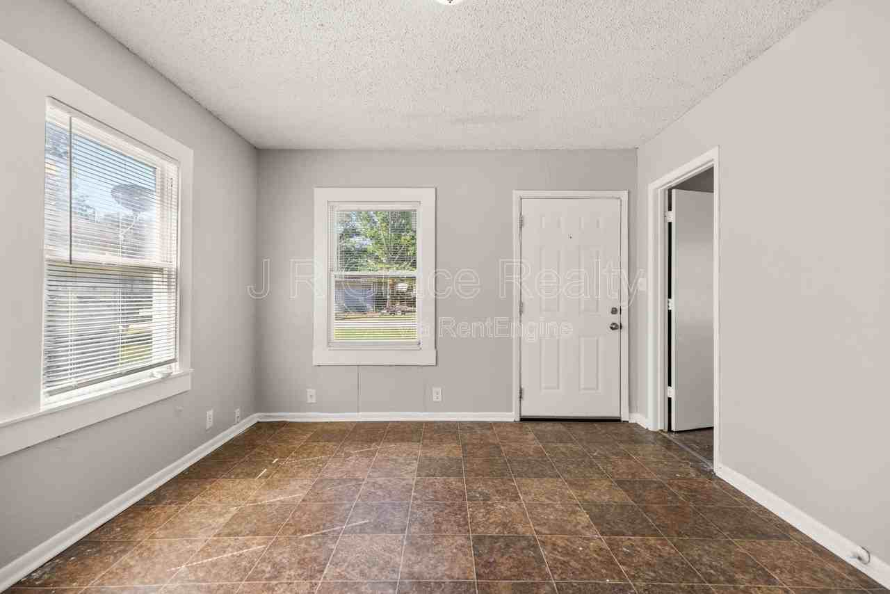 807 W Sabine St - Photo 4 of 16