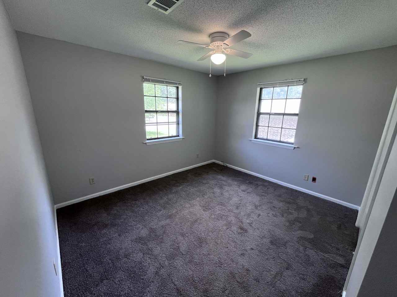215 Berkshire Cir - Photo 4 of 36