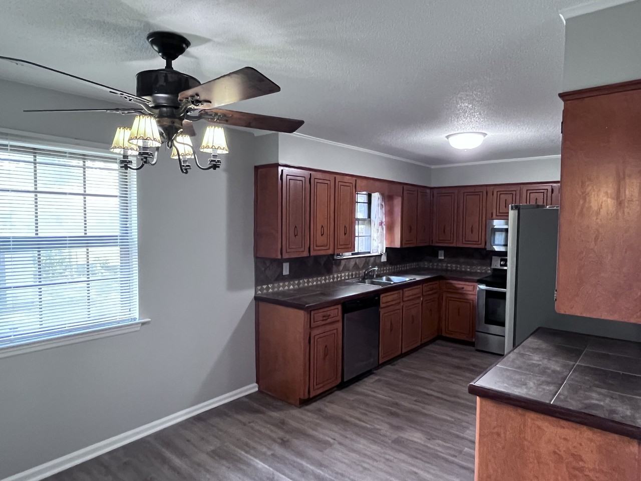 215 Berkshire Cir - Photo 5 of 36