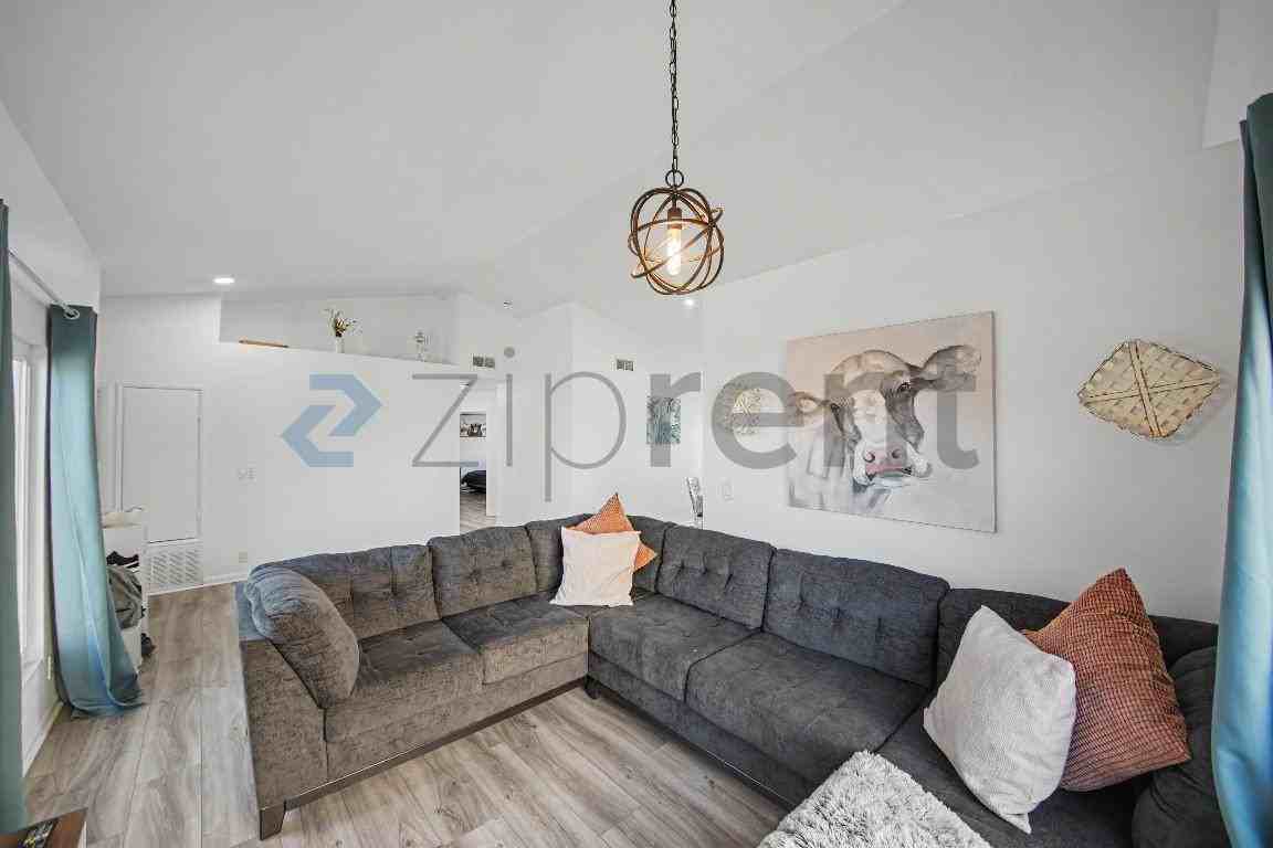 2525 Cold Creek Ave - Photo 4 of 19
