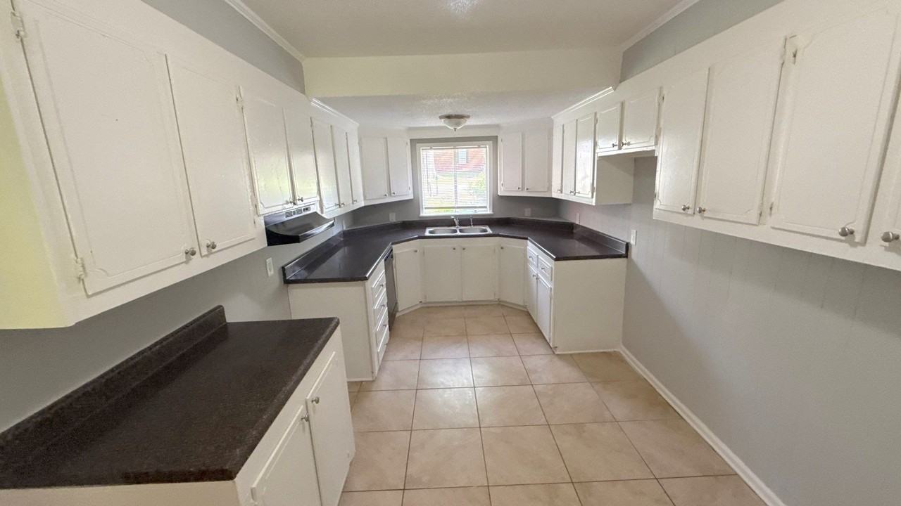 895 Mosby Rd - Photo 2 of 14