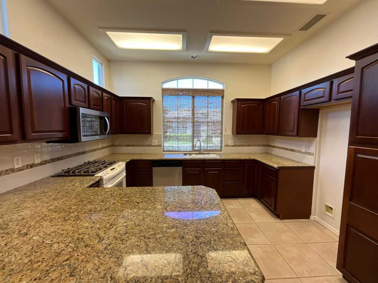 626 W Lisbon Ln - Photo 3 of 17