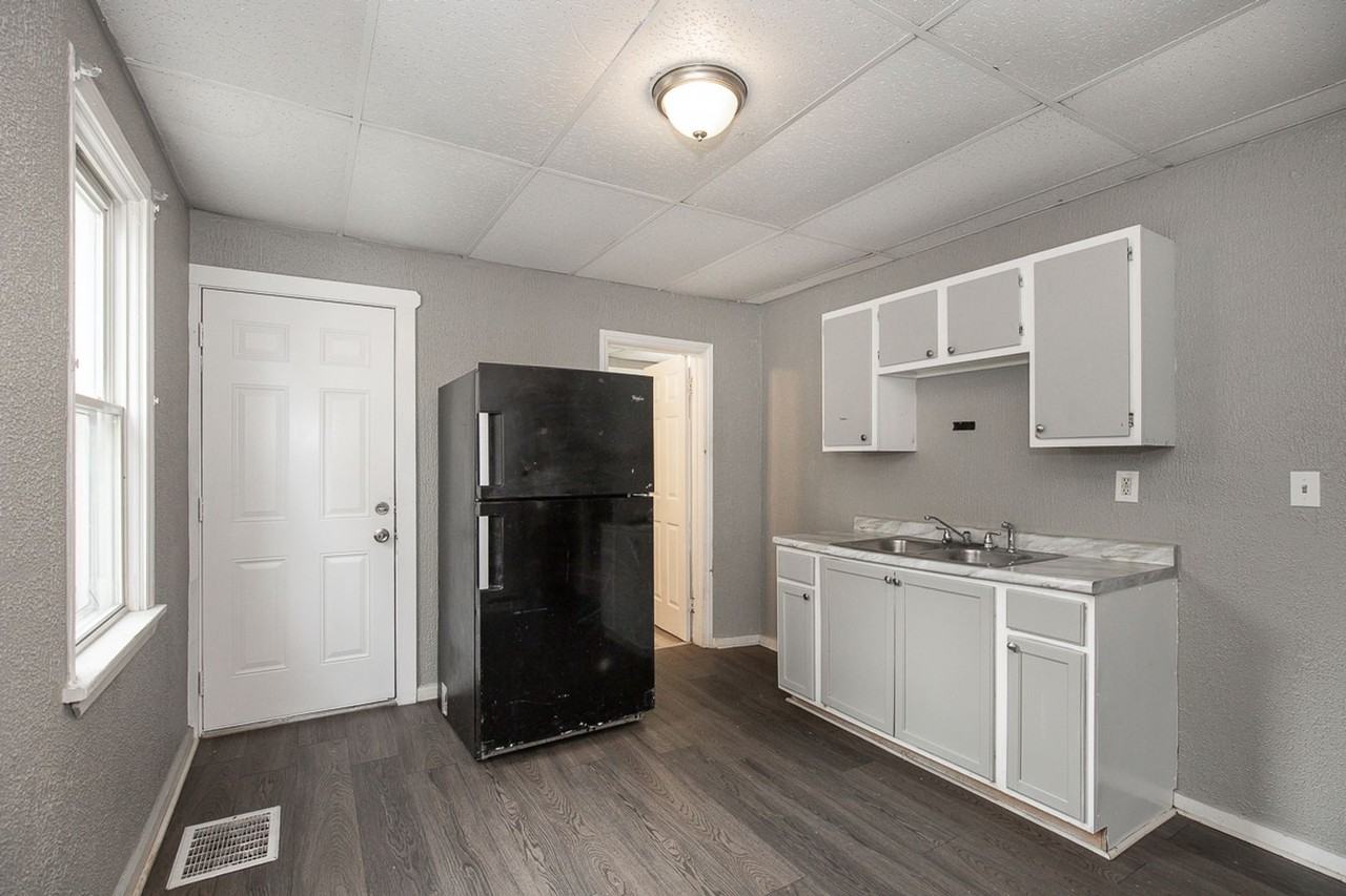7411 Brinsmade Ave - Photo 4 of 26
