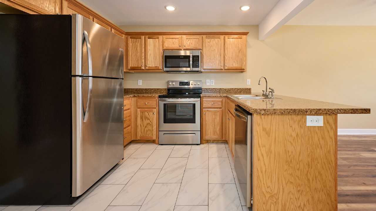 361 Crescent Dr Unit 5 - Photo 4 of 10