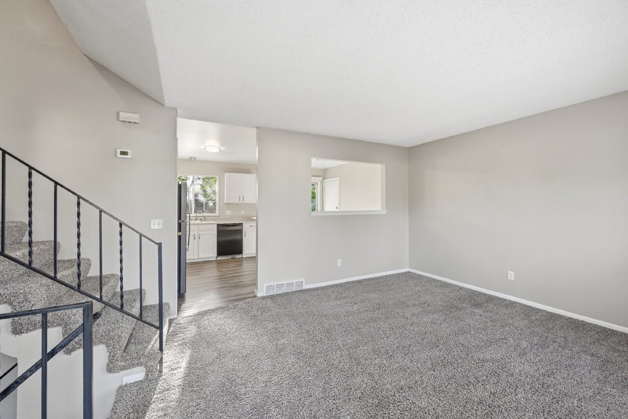 2425 Bowen St - Photo 3 of 38