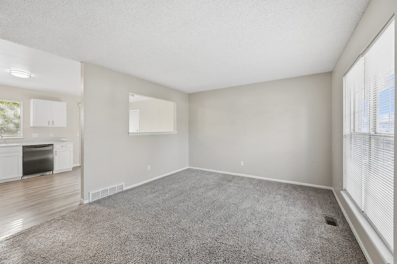 2425 Bowen St - Photo 4 of 38