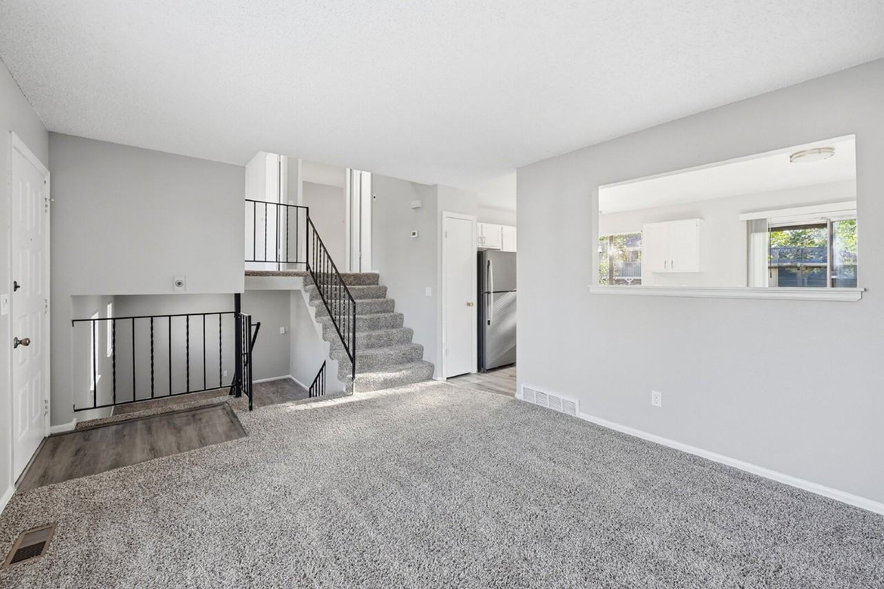 2425 Bowen St - Photo 5 of 38