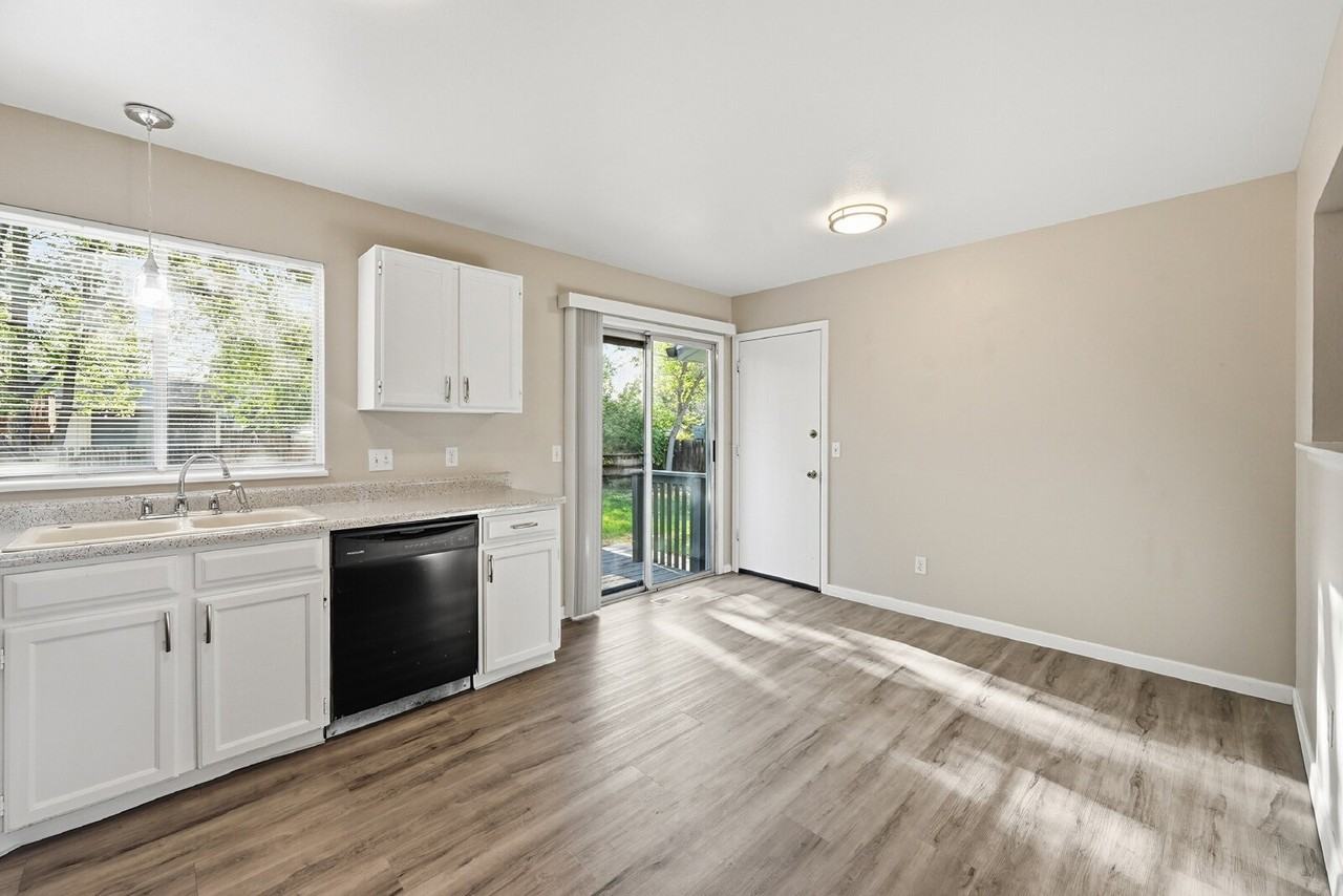 2425 Bowen St - Photo 7 of 38
