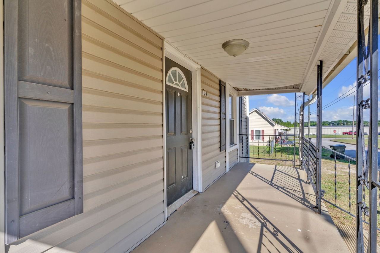 104 Lake Ave - Photo 3 of 35
