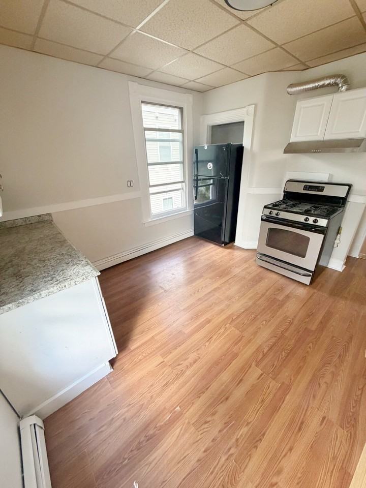 212 Lexington St #2 - Photo 3 of 10