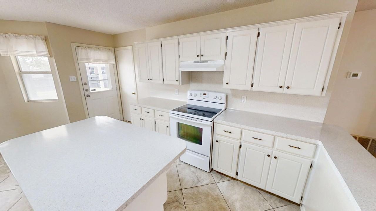 4402 Janelle Dr - Photo 7 of 32