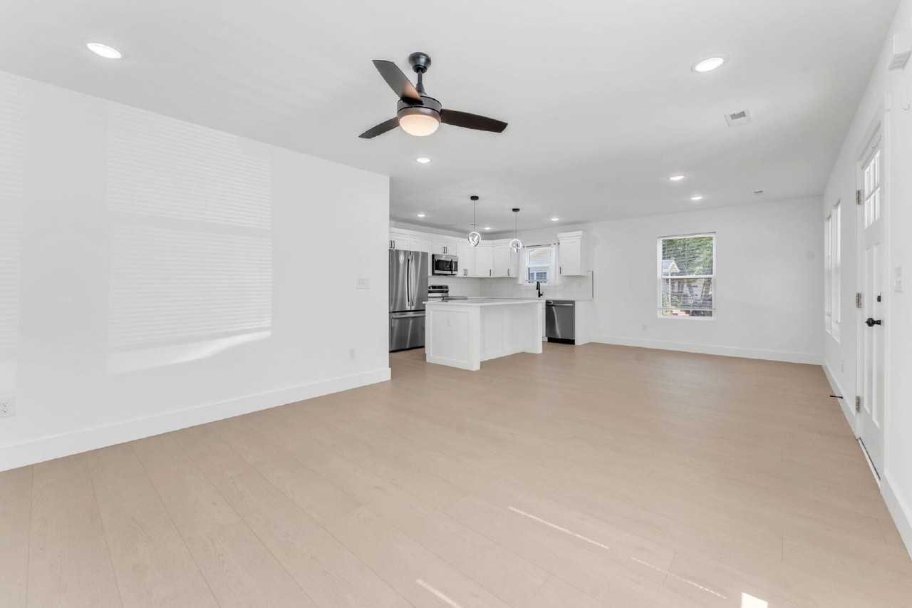 2316 Wellington Rd - Photo 4 of 24