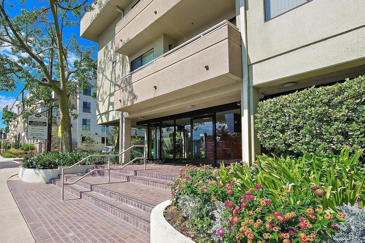 Encino Majestic Apartments - Photo 3 of 30
