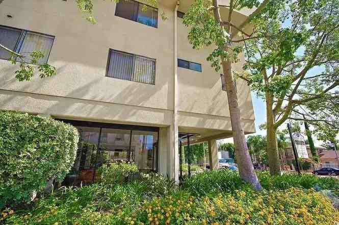 Encino Majestic Apartments - Photo 4 of 30