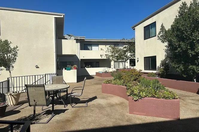 Encino Majestic Apartments - Photo 5 of 30