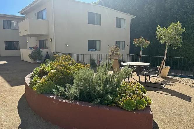Encino Majestic Apartments - Photo 6 of 30