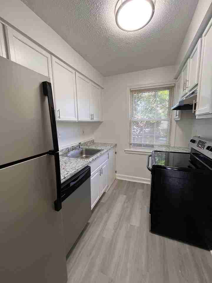 2115 Suitland Ter Se - Photo 3 of 11