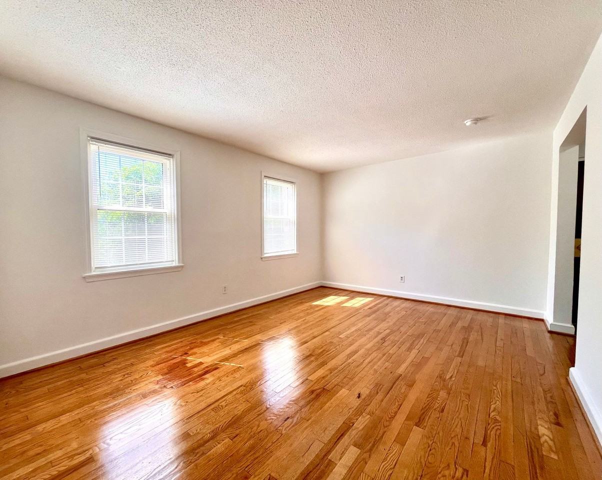 2115 Suitland Ter Se - Photo 7 of 11