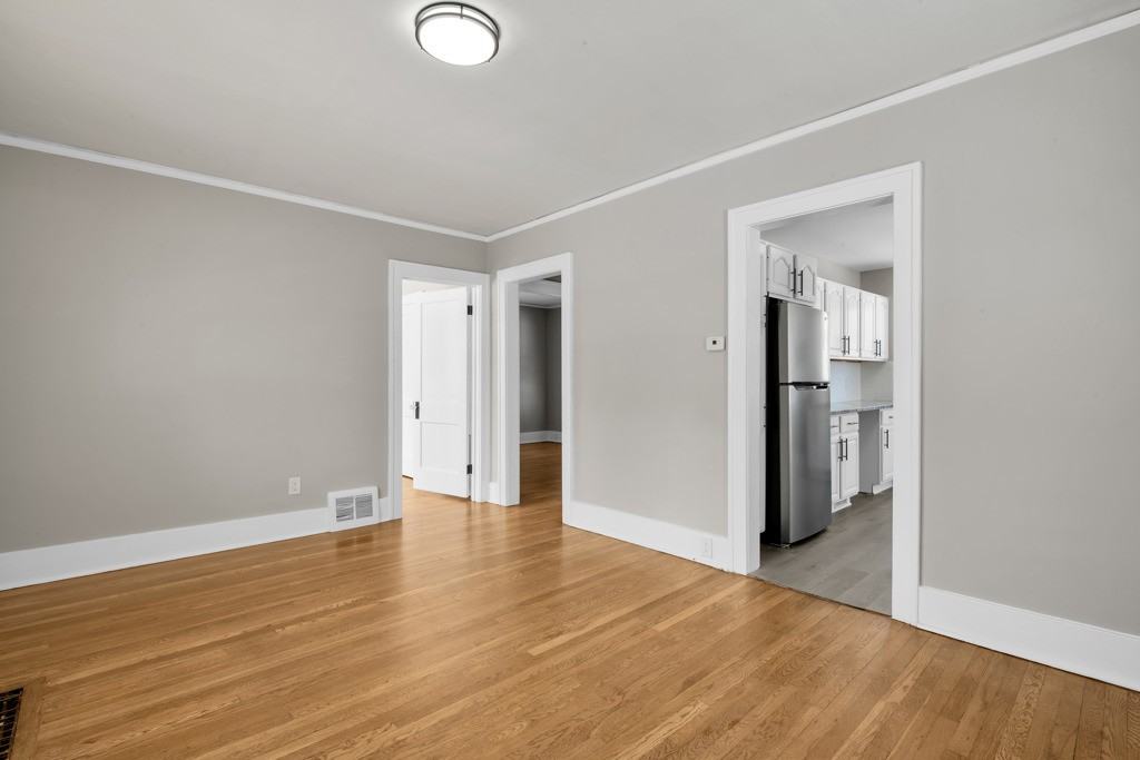 429 Linden Ave - Photo 4 of 16