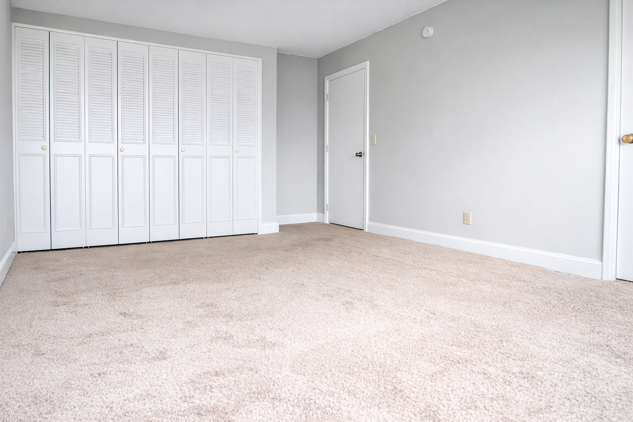 GREENTREE MANOR APTS -- 044 - Photo 6 of 21
