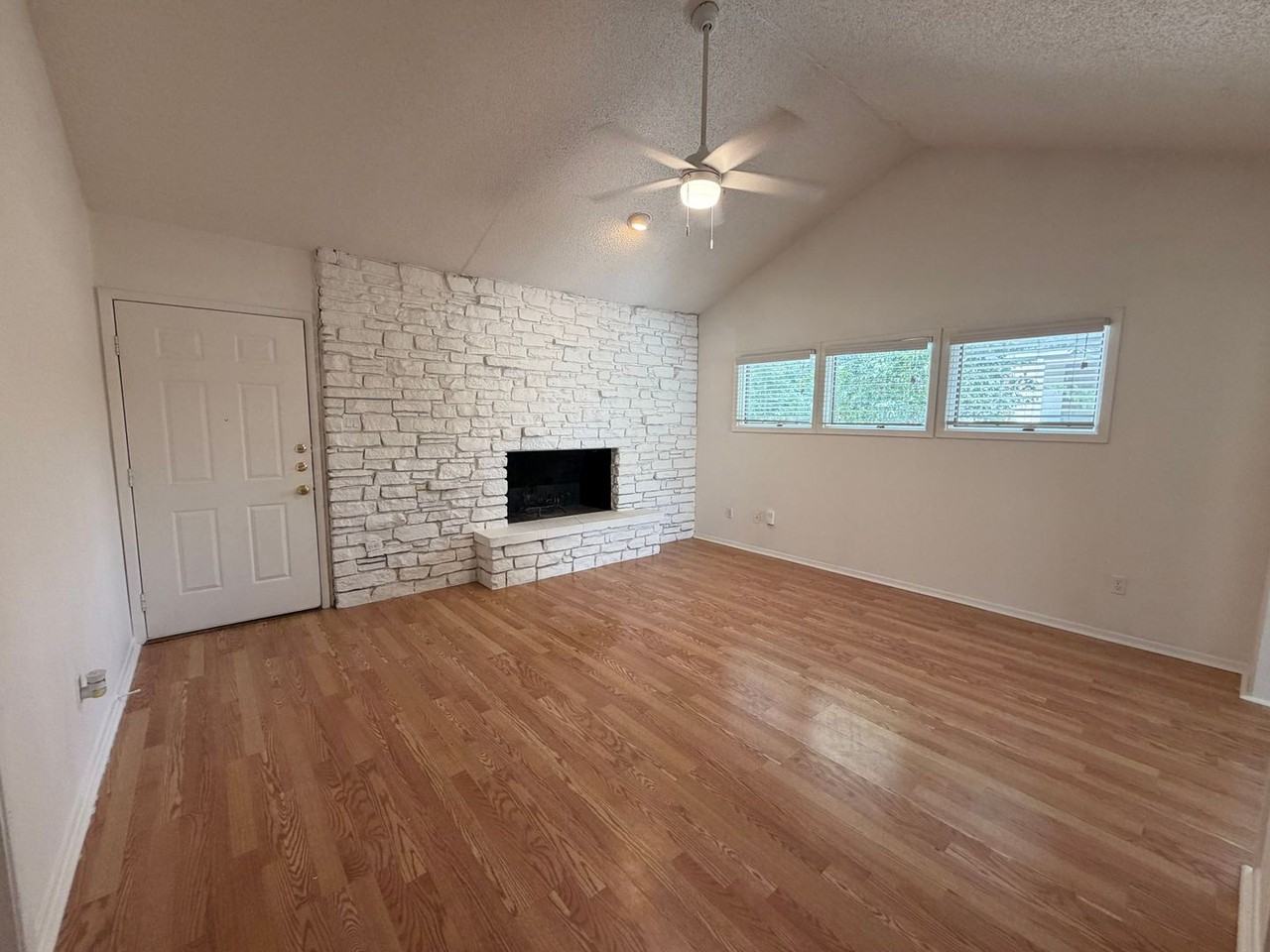 2407A Winsted Ln - Photo 4 of 18