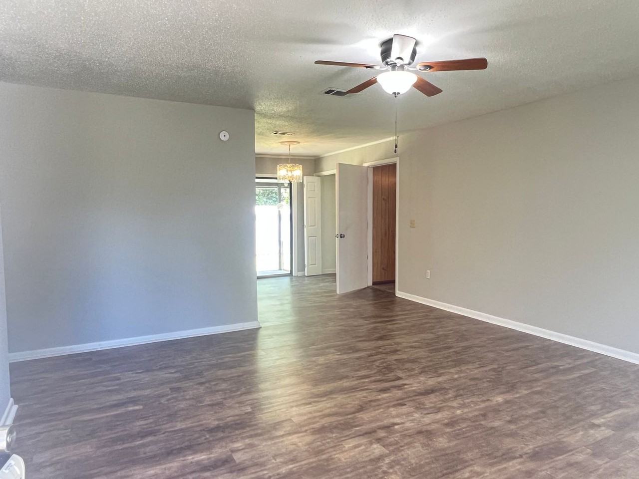 211 Laverne Dr - Photo 2 of 28