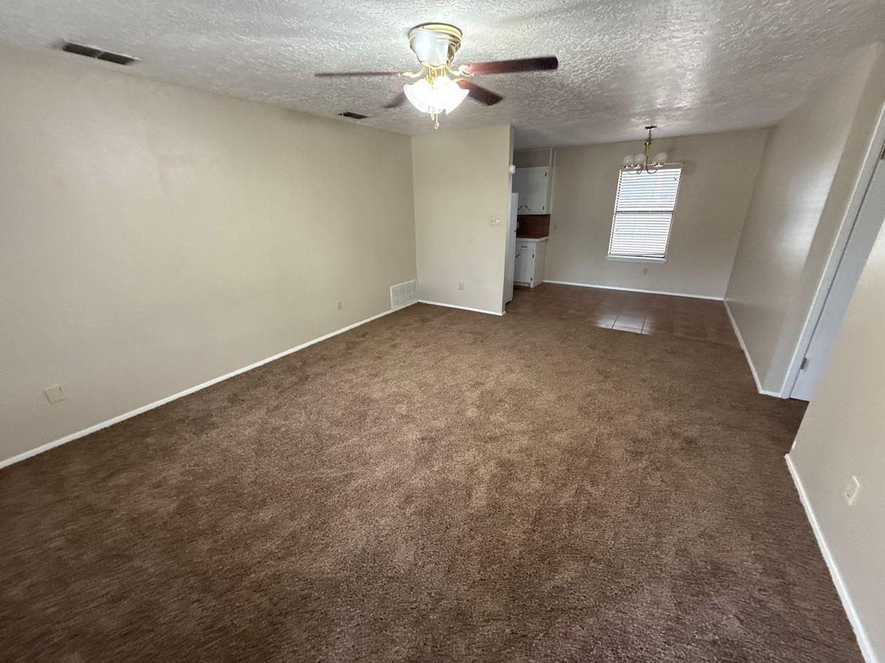 907 W 15th St - Photo 2 of 8
