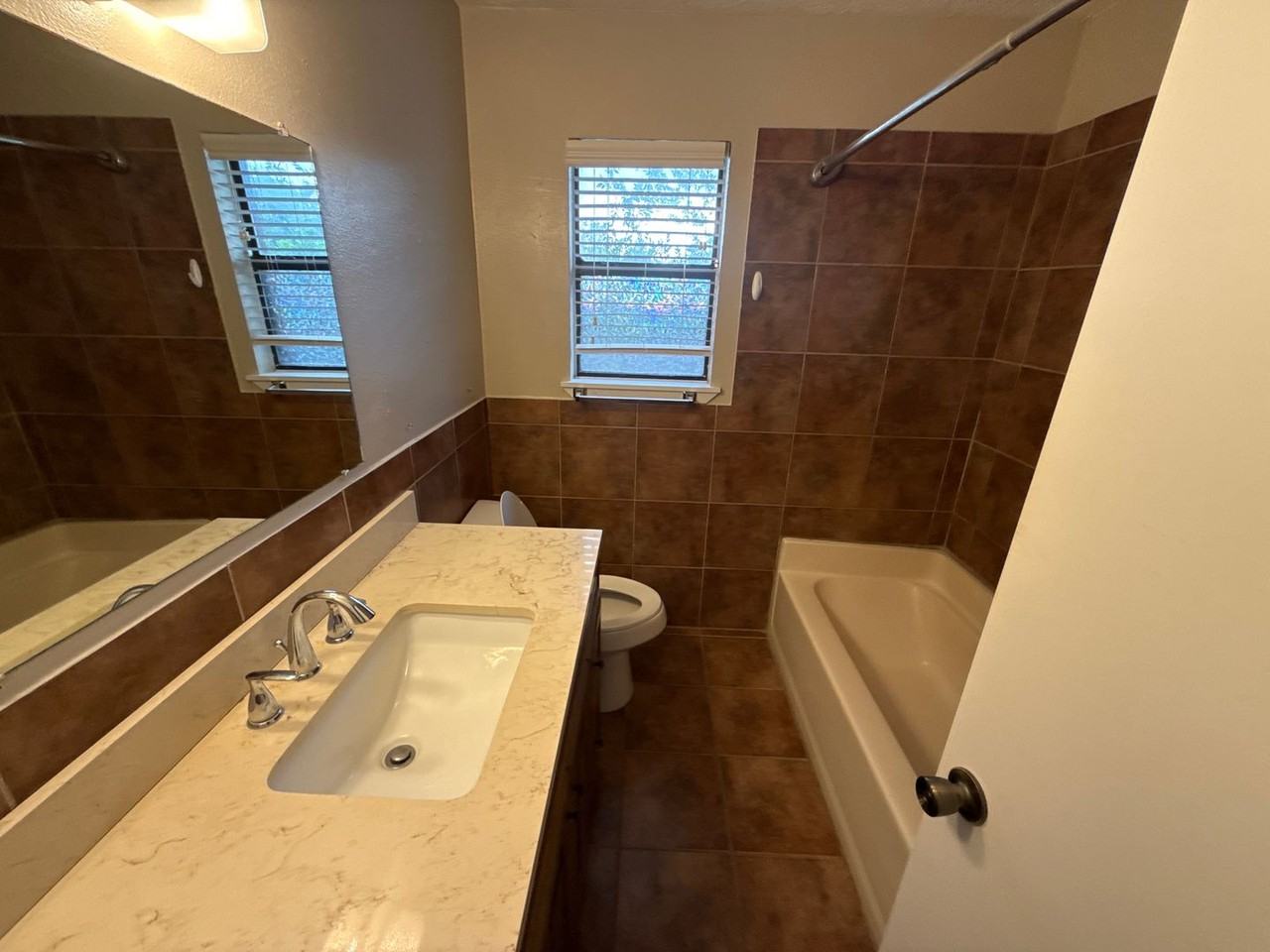 907 W 15th St - Photo 5 of 8