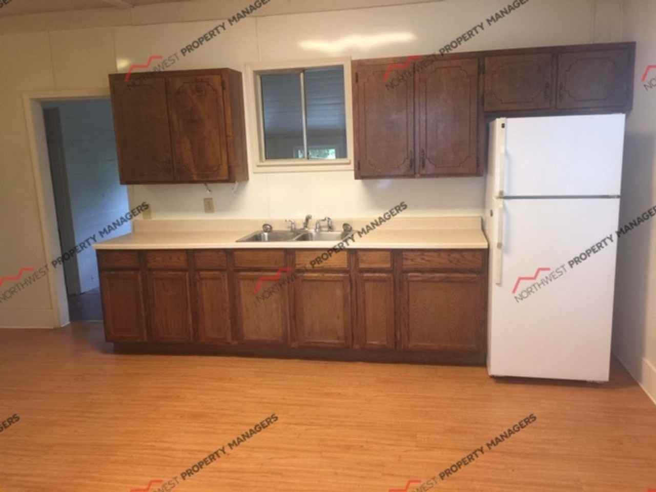 901 Nw Saint Helens Ave - Photo 3 of 13