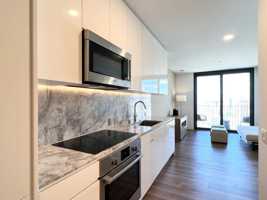 featured image of 987 Queen St #3909