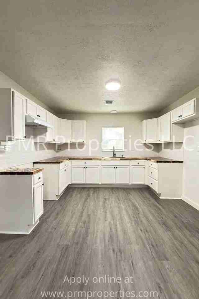 1421 Nw 23rd St - Photo 3 of 14