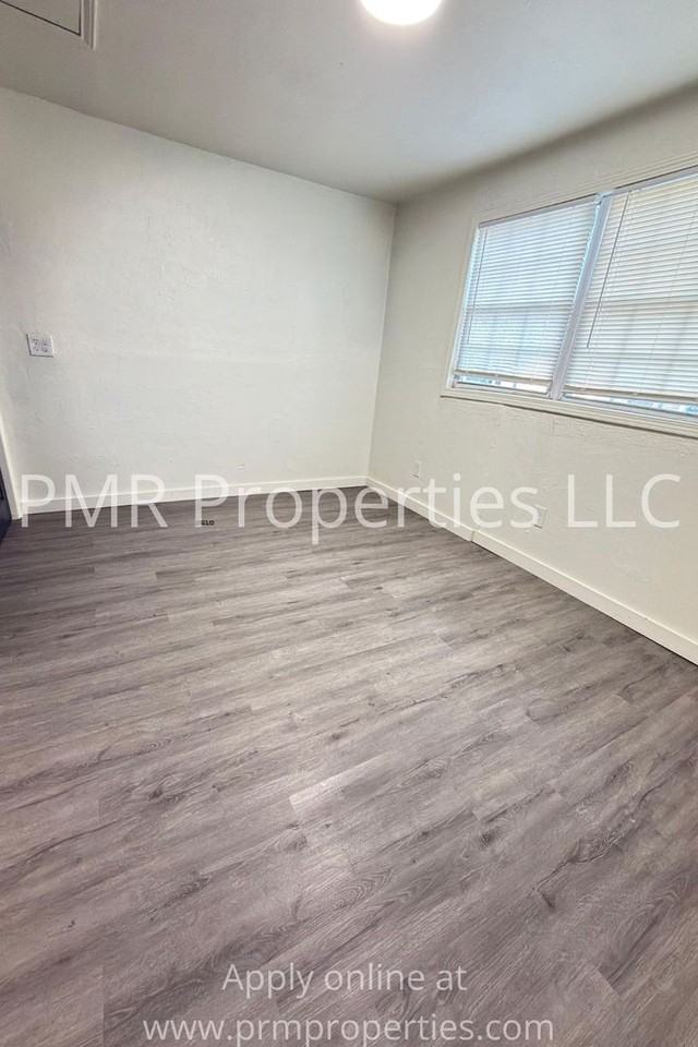 1421 Nw 23rd St - Photo 4 of 14