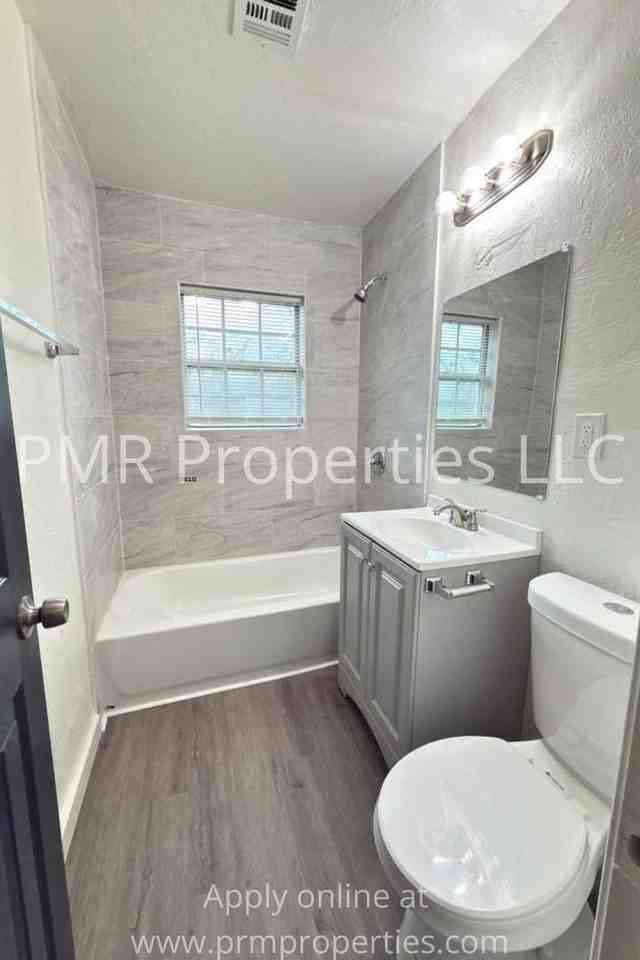 1421 Nw 23rd St - Photo 5 of 14