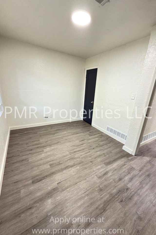 1421 Nw 23rd St - Photo 7 of 14