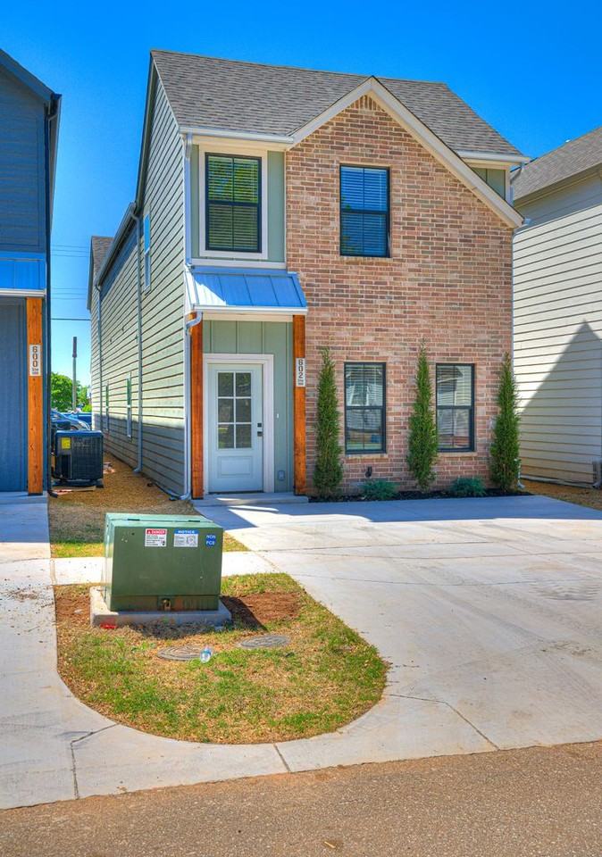 612 W 2nd St #100 - Photo 7 of 46