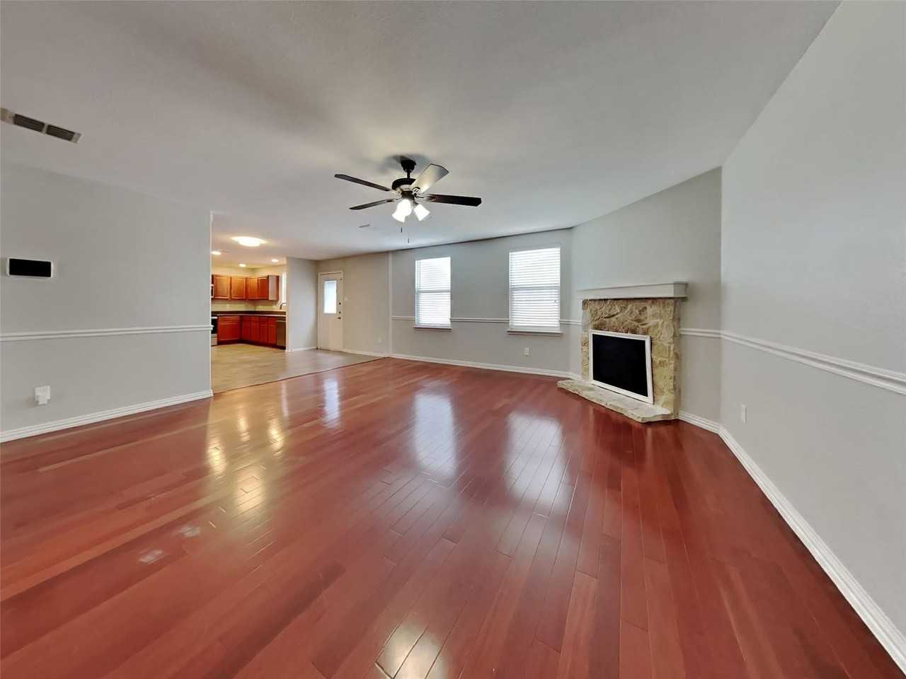 527 Laurel Ln - Photo 5 of 33