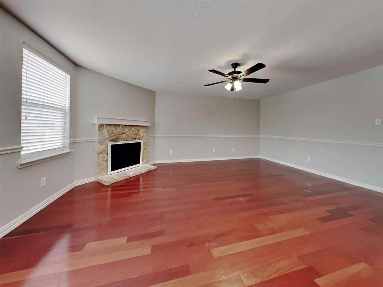 527 Laurel Ln - Photo 6 of 33