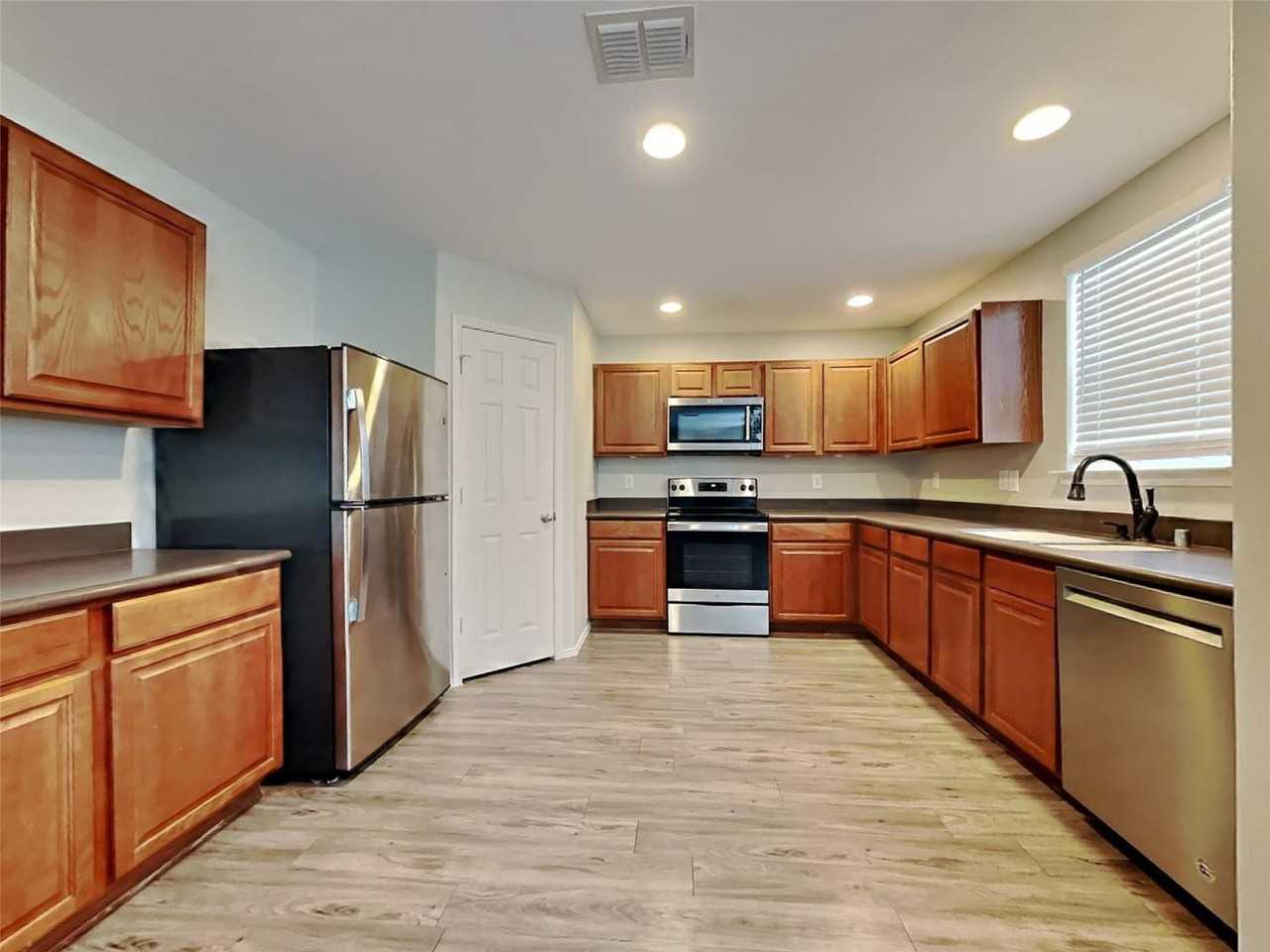 527 Laurel Ln - Photo 7 of 33