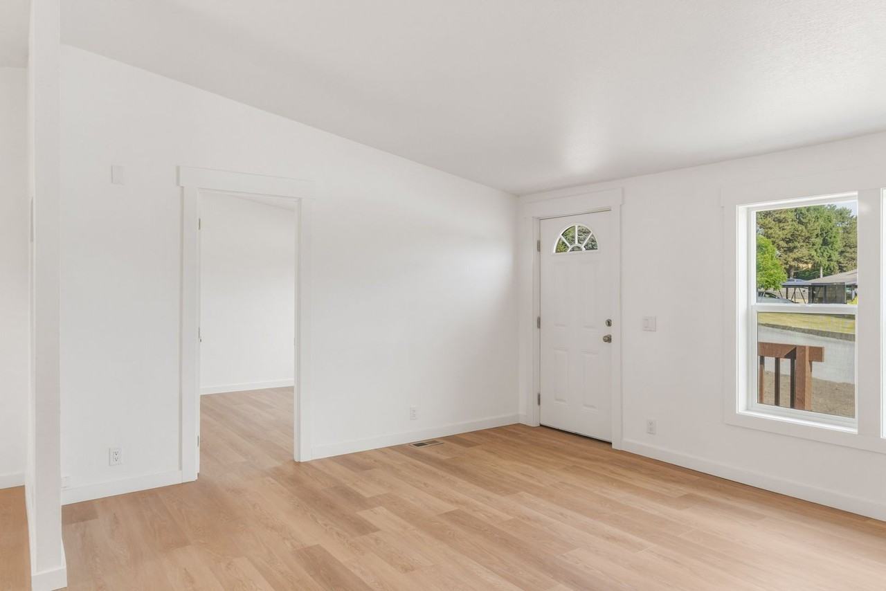 2474 Lemaister Ave - Photo 2 of 18